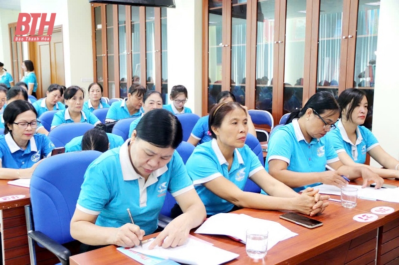 Bồi dưỡng lý luận chính trị và nghiệp vụ công tác hội cho cán bộ Hội phụ nữ cơ sở