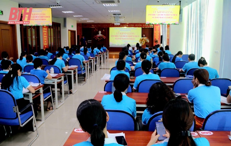 Bồi dưỡng lý luận chính trị và nghiệp vụ công tác hội cho cán bộ Hội phụ nữ cơ sở
