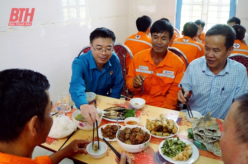 Bữa cơm Công đoàn” ấm lòng người lao động
