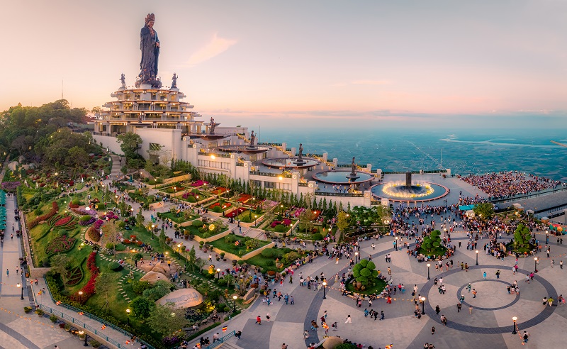 Du khách xúc động hoà vào nghi lễ thiêng liêng trong lễ Vu Lan tại núi Bà Đen