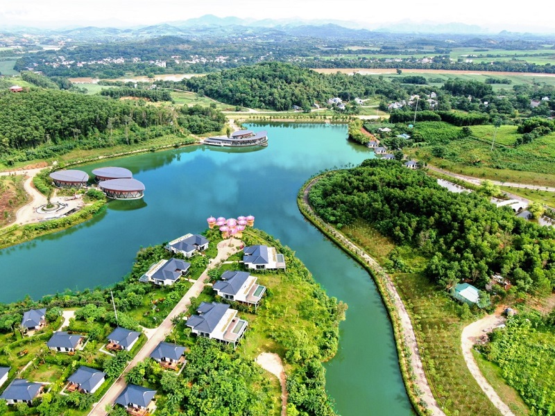 Bức tranh “thi vị” bên hồ cá cược bóng đá m88 Lê