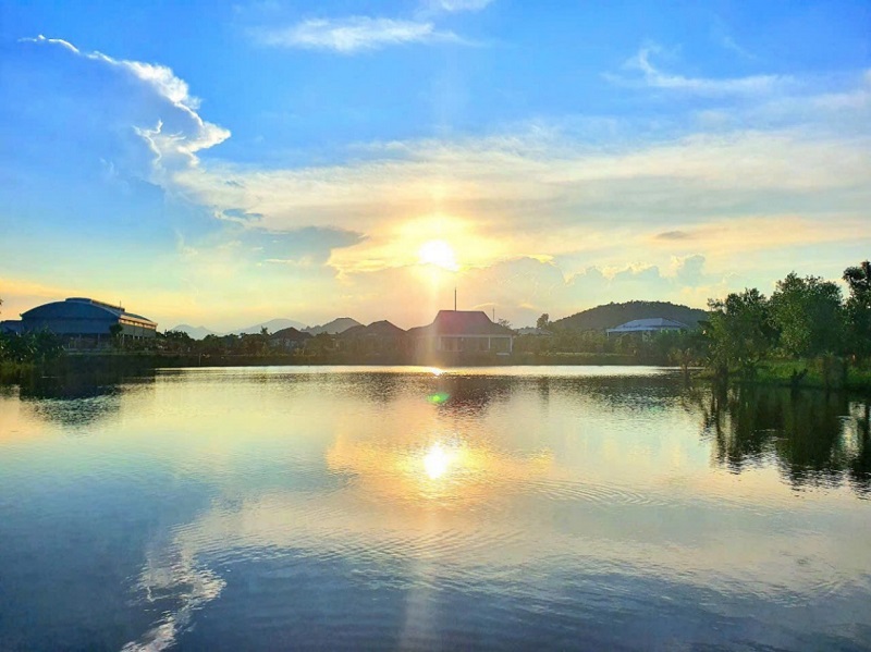 Bức tranh “thi vị” bên hồ cá cược bóng đá m88 Lê