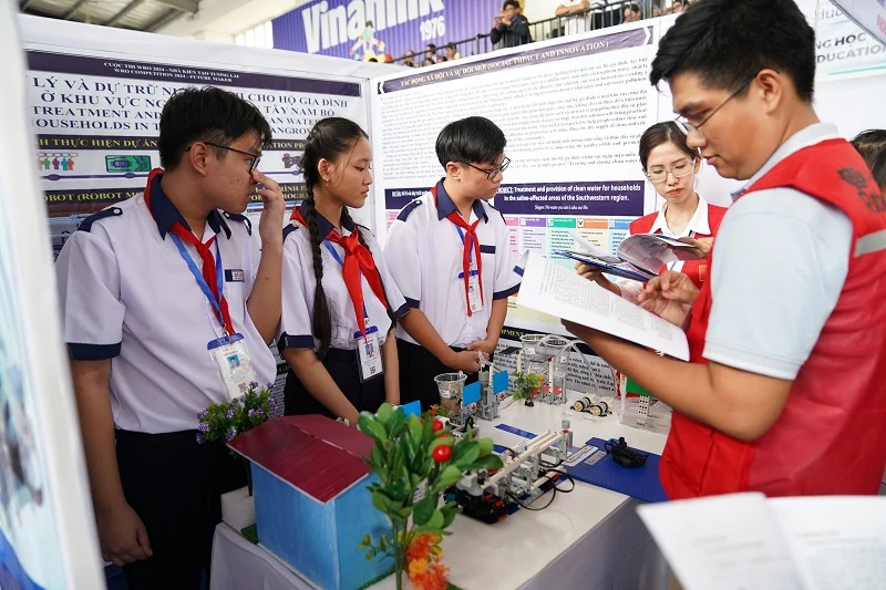 Vinamilk trao giải thưởng đặc biệt cho các tài năng chế tạo robot hướng đến phát triển bền vững tại Robotacon WRO 2024