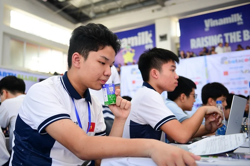 Vinamilk trao giải thưởng đặc biệt cho các tài năng chế tạo robot hướng đến phát triển bền vững tại Robotacon WRO 2024