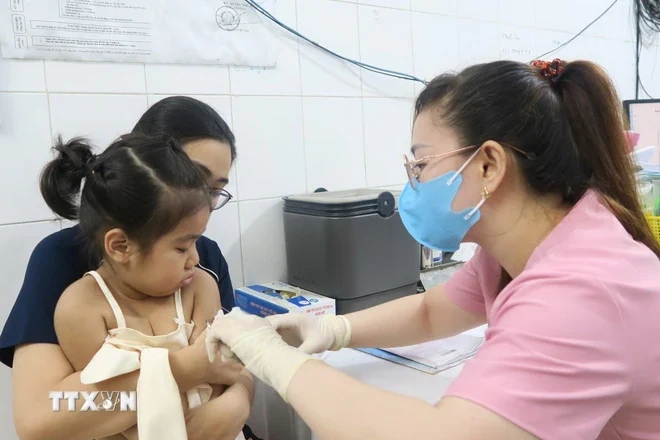 Theo dõi chặt chẽ, không để bệnh sởi bùng phát trong cộng đồng