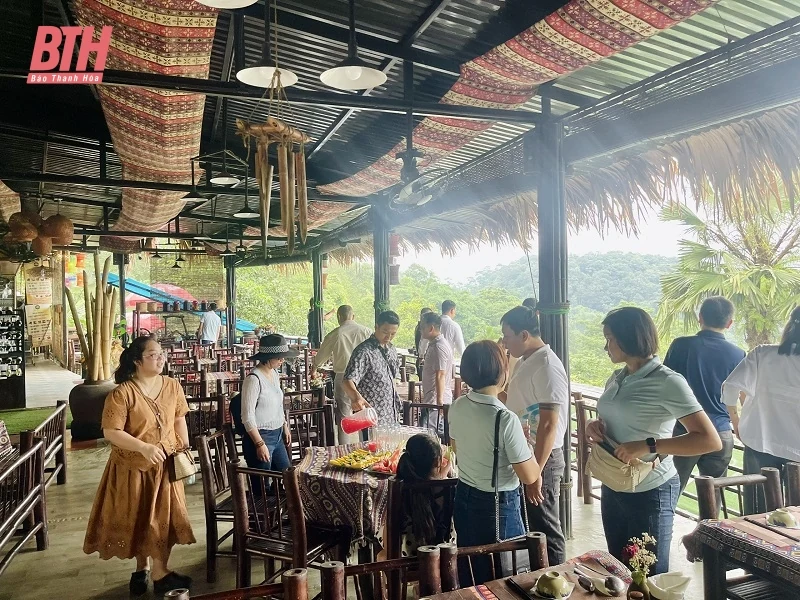 Du khách đổ về khu Du lịch sinh thái cộng đồng Pù Luông trong ngày đầu kỳ nghỉ lễ