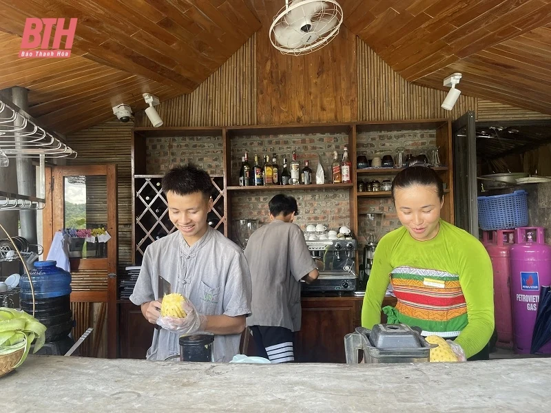 Du khách đổ về khu Du lịch sinh thái cộng đồng Pù Luông trong ngày đầu kỳ nghỉ lễ