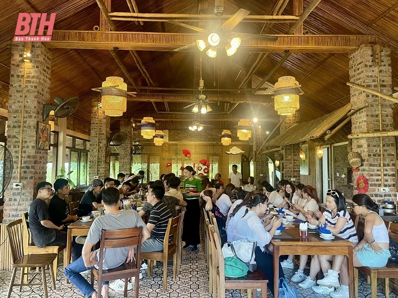 Du khách đổ về khu Du lịch sinh thái cộng đồng Pù Luông trong ngày đầu kỳ nghỉ lễ