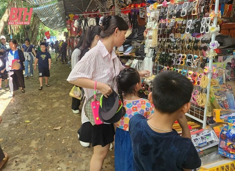 Du khách đổ về tham quan suối cá thần Cẩm Lương ngày đầu kỳ nghỉ lễ Quốc khánh 2/9