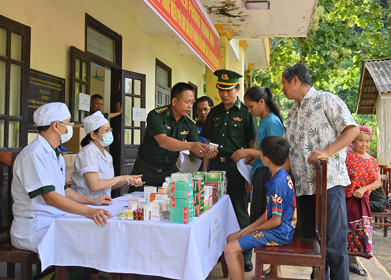 Khám bệnh, tư vấn sức khỏe cho lực lượng bảo vệ biên giới và nhân dân Lào ở khu vực biên giới