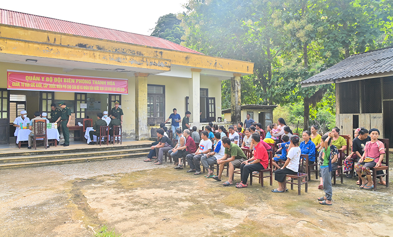 Khám bệnh, tư vấn sức khỏe cho lực lượng bảo vệ biên giới và nhân dân Lào ở khu vực biên giới