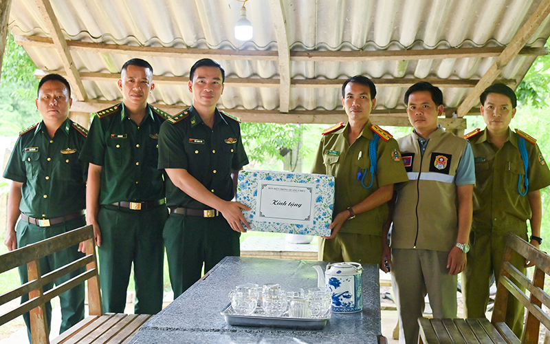 Khám bệnh, tư vấn sức khỏe cho lực lượng bảo vệ biên giới và nhân dân Lào ở khu vực biên giới