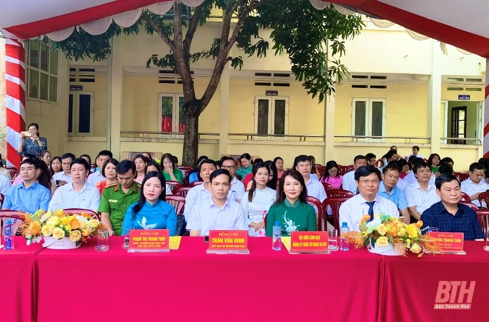 Trưởng Ban Dân vận Tỉnh ủy, Chủ tịch Ủy ban MTTQ tỉnh Phạm Thị Thanh Thủy dự lễ khai giảng năm m88 trang chủ mới tại Trường THPT Chuyên Lam Sơn
