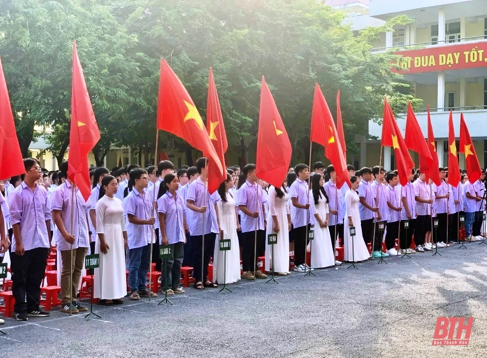 Trưởng Ban Dân vận Tỉnh ủy, Chủ tịch Ủy ban MTTQ tỉnh Phạm Thị Thanh Thủy dự lễ khai giảng năm m88 trang chủ mới tại Trường THPT Chuyên Lam Sơn