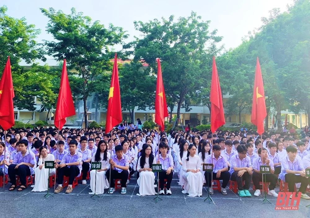 Trưởng Ban Dân vận Tỉnh ủy, Chủ tịch Ủy ban MTTQ tỉnh Phạm Thị Thanh Thủy dự lễ khai giảng năm m88 trang chủ mới tại Trường THPT Chuyên Lam Sơn