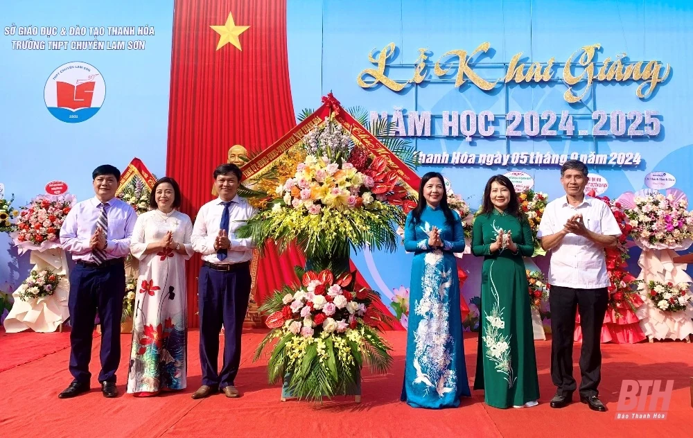 Trưởng Ban Dân vận Tỉnh ủy, Chủ tịch Ủy ban MTTQ tỉnh Phạm Thị Thanh Thủy dự lễ khai giảng năm m88 trang chủ mới tại Trường THPT Chuyên Lam Sơn