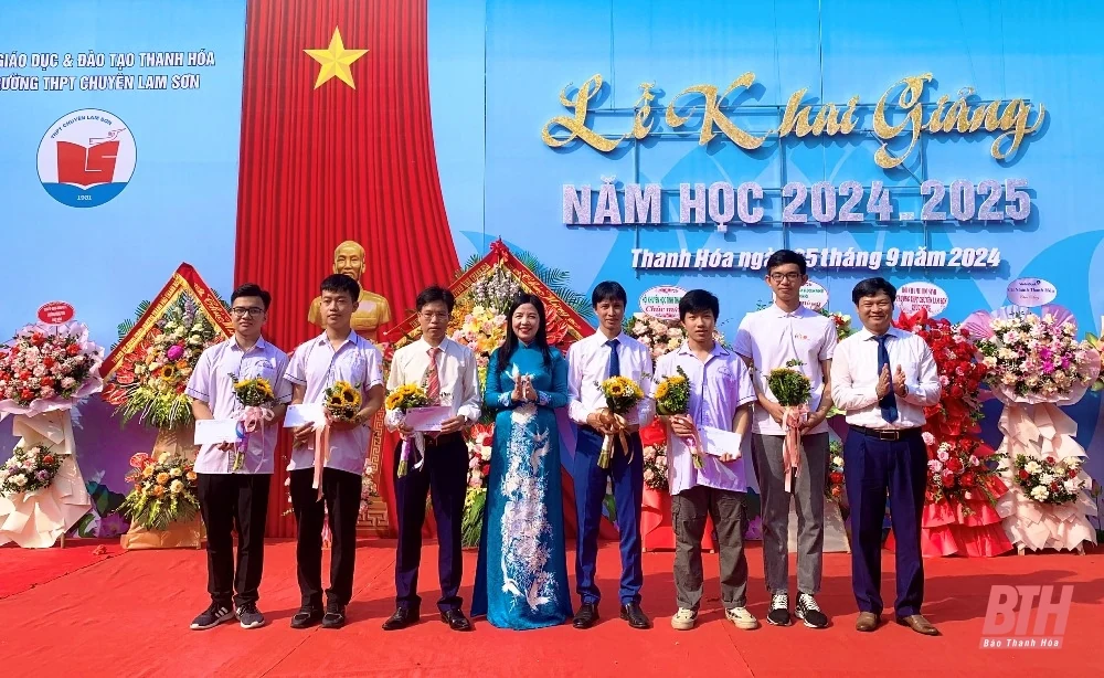 Trưởng Ban Dân vận Tỉnh ủy, Chủ tịch Ủy ban MTTQ tỉnh Phạm Thị Thanh Thủy dự lễ khai giảng năm m88 trang chủ mới tại Trường THPT Chuyên Lam Sơn