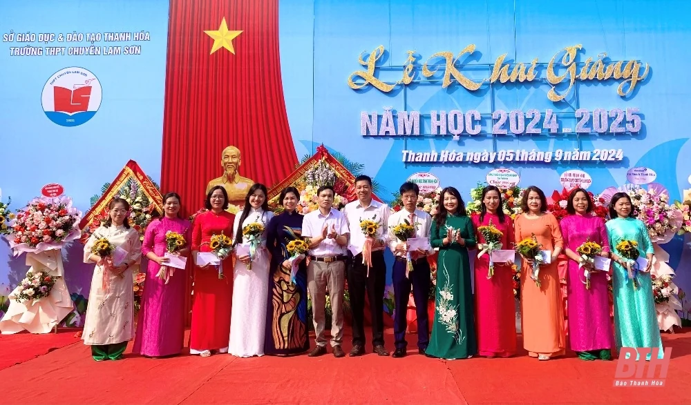 Trưởng Ban Dân vận Tỉnh ủy, Chủ tịch Ủy ban MTTQ tỉnh Phạm Thị Thanh Thủy dự lễ khai giảng năm m88 trang chủ mới tại Trường THPT Chuyên Lam Sơn