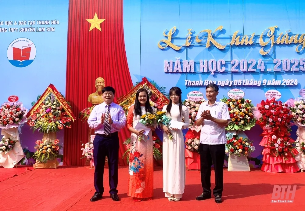 Trưởng Ban Dân vận Tỉnh ủy, Chủ tịch Ủy ban MTTQ tỉnh Phạm Thị Thanh Thủy dự lễ khai giảng năm m88 trang chủ mới tại Trường THPT Chuyên Lam Sơn