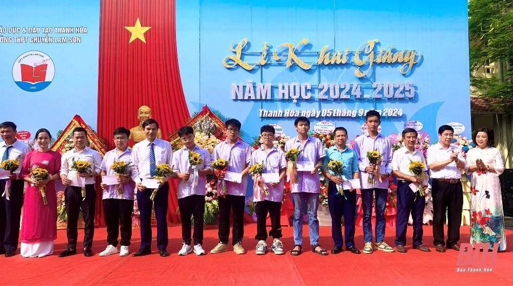 Trưởng Ban Dân vận Tỉnh ủy, Chủ tịch Ủy ban MTTQ tỉnh Phạm Thị Thanh Thủy dự lễ khai giảng năm m88 trang chủ mới tại Trường THPT Chuyên Lam Sơn