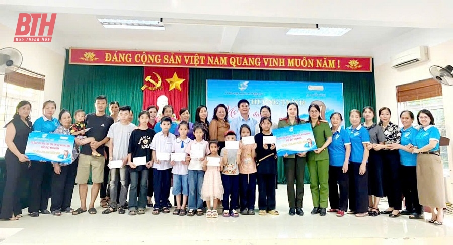 Gần 2.200 trẻ mồ côi, có hoàn cảnh đặc biệt khó khăn được tặng quà đầu năm học mới