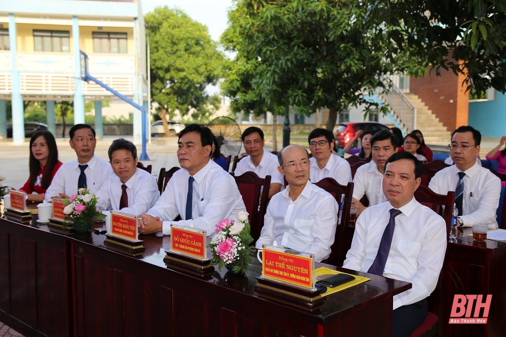 Phó Bí thư Thường trực Tỉnh ủy Lại Thế Nguyên dự khai giảng năm học mới tại Trường THCS Nguyễn Du