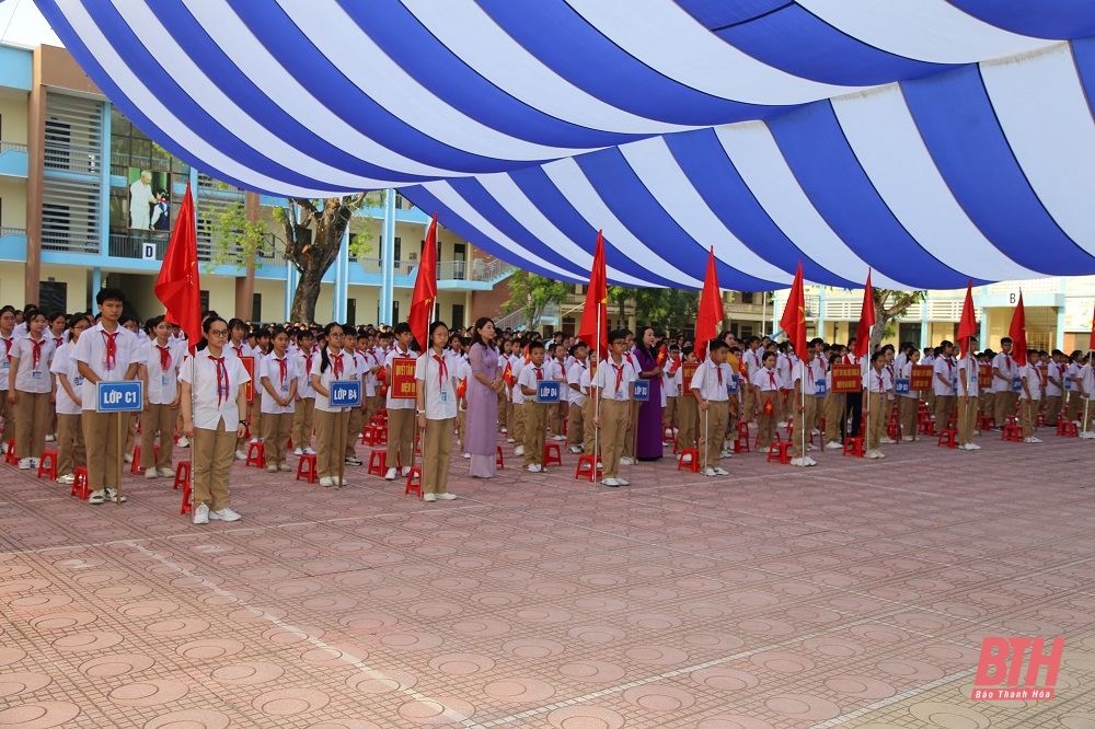 Phó Bí thư Thường trực Tỉnh ủy Lại Thế Nguyên dự khai giảng năm học mới tại Trường THCS Nguyễn Du