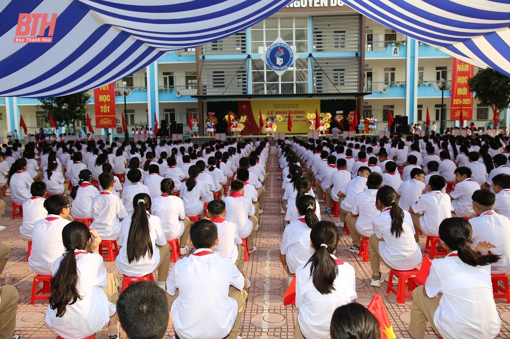 Phó Bí thư Thường trực Tỉnh ủy Lại Thế Nguyên dự khai giảng năm học mới tại Trường THCS Nguyễn Du