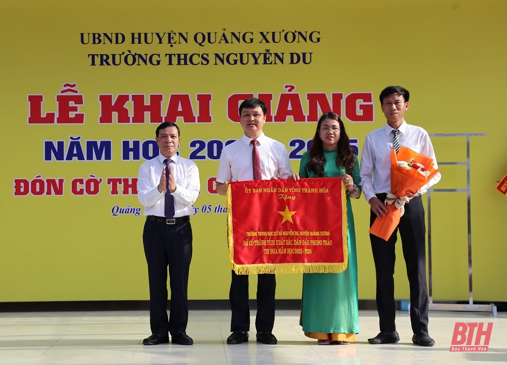 Phó Bí thư Thường trực Tỉnh ủy Lại Thế Nguyên dự khai giảng năm học mới tại Trường THCS Nguyễn Du