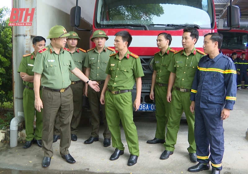 Giám đốc Công an tỉnh kiểm tra công tác phòng, chống bão số 3 tại khu vực cầu Phao Vồm và một số đơn vị Công an tỉnh