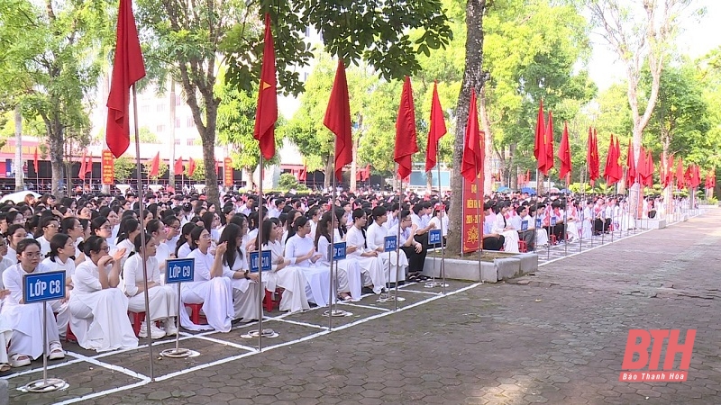Bí thư Thành ủy, Chủ tịch HĐND TP Thanh Hóa Lê Anh Xuân dự lễ khai giảng năm học mới tại đăng ký m88 THPT Hàm Rồng
