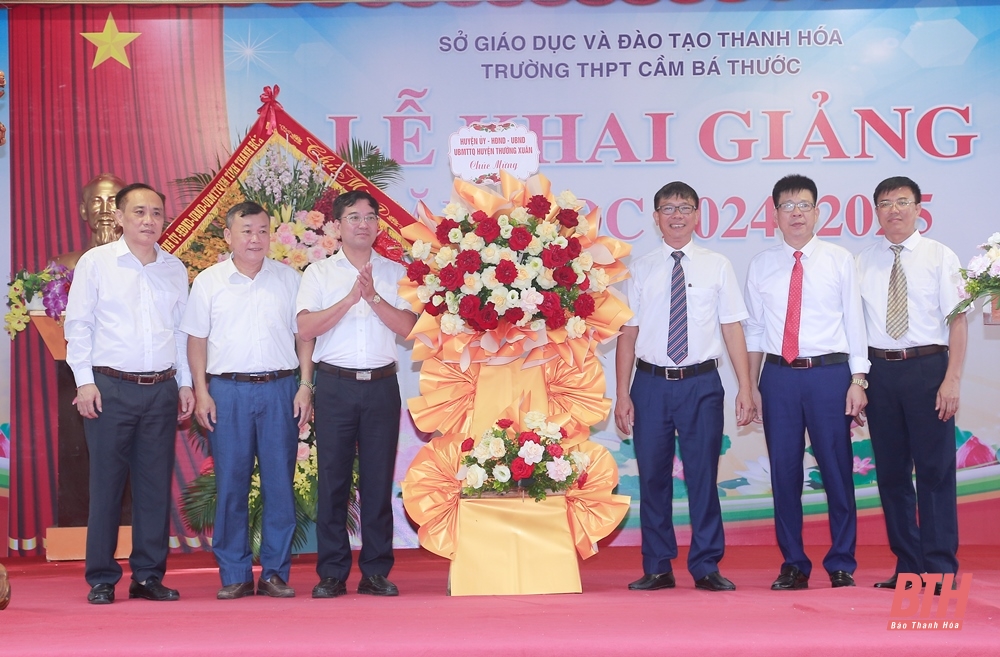 Phó Bí thư Tỉnh ủy Trịnh Tuấn Sinh dự lễ khai giảng năm học mới tại Trường THPT Cầm Bá Thước