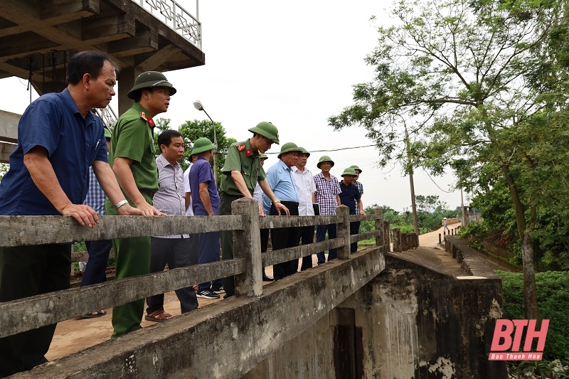 Phó Chủ tịch Thường trực UBND tỉnh Nguyễn Văn Thi kiểm tra phòng, chống lụt bão tại huyện Hà Trung và Thạch Thành