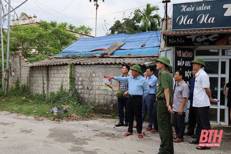 Phó Chủ tịch Thường trực UBND tỉnh Nguyễn Văn Thi kiểm tra phòng, chống lụt bão tại huyện Hà Trung và Thạch Thành