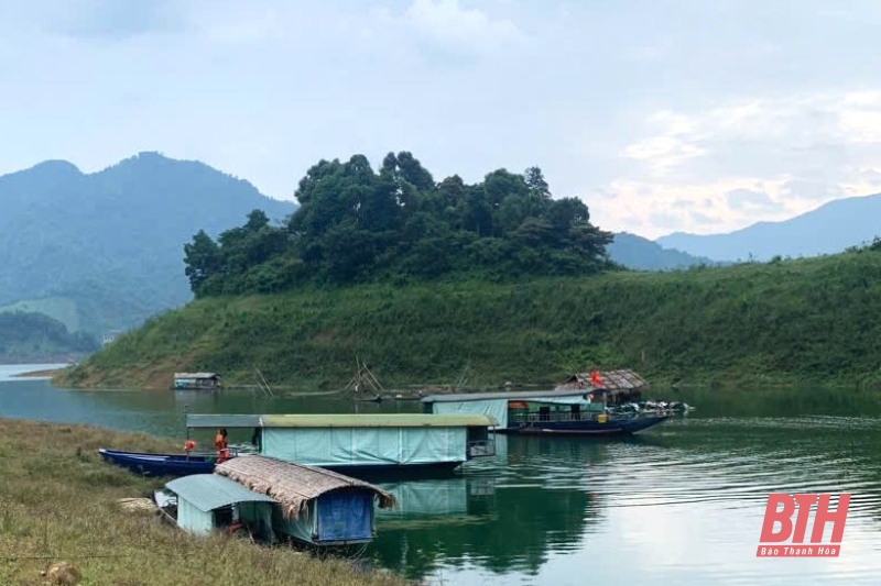 Người dân chủ động gia cố, bảo vệ diện tích nuôi trồng thủy sản trước ảnh hưởng của bão số 3