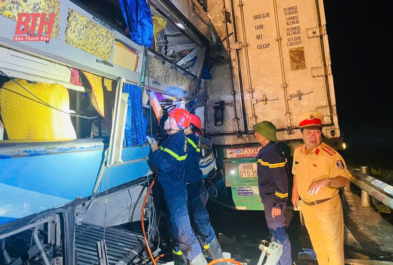 Cứu nạn kịp thời 4 người trong đêm mưa bão 