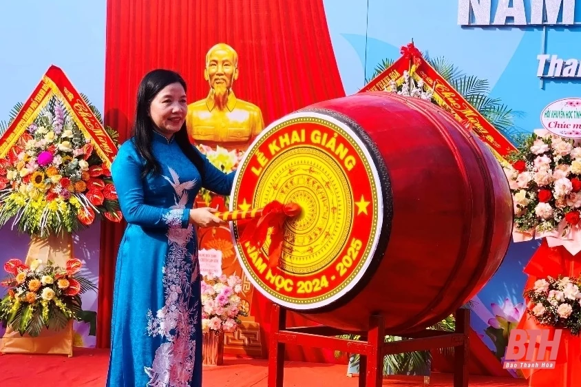 Trưởng Ban Dân vận Tỉnh ủy, Chủ tịch Ủy ban MTTQ tỉnh Phạm Thị Thanh Thủy dự lễ khai giảng năm m88 trang chủ mới tại Trường THPT Chuyên Lam Sơn