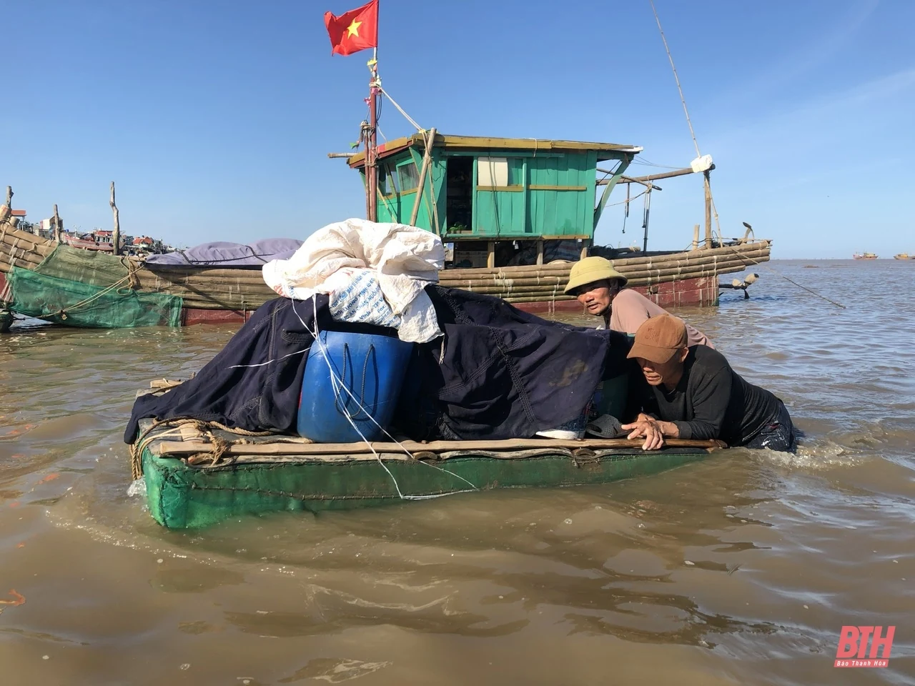 Ngư dân làng biển nhộn nhịp trong ngày vao m88