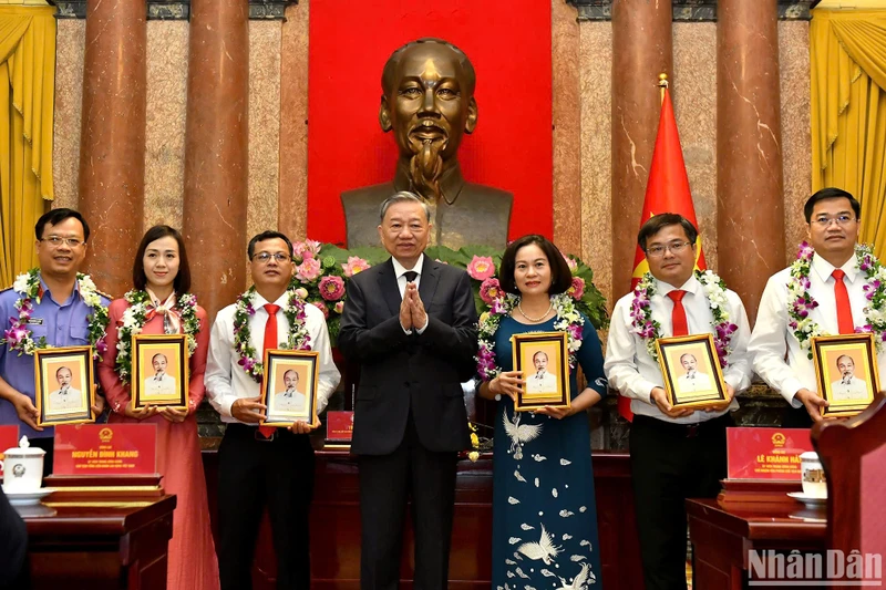 Xây dựng đội ngũ cán bộ, công chức, viên chức chuyên nghiệp, liêm chính