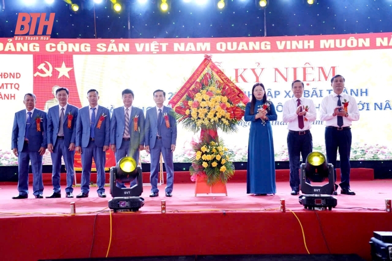 Bãi Trành kỷ niệm 20 năm thành lập và đón nhận xã đạt chuẩn nông thôn mới nâng cao