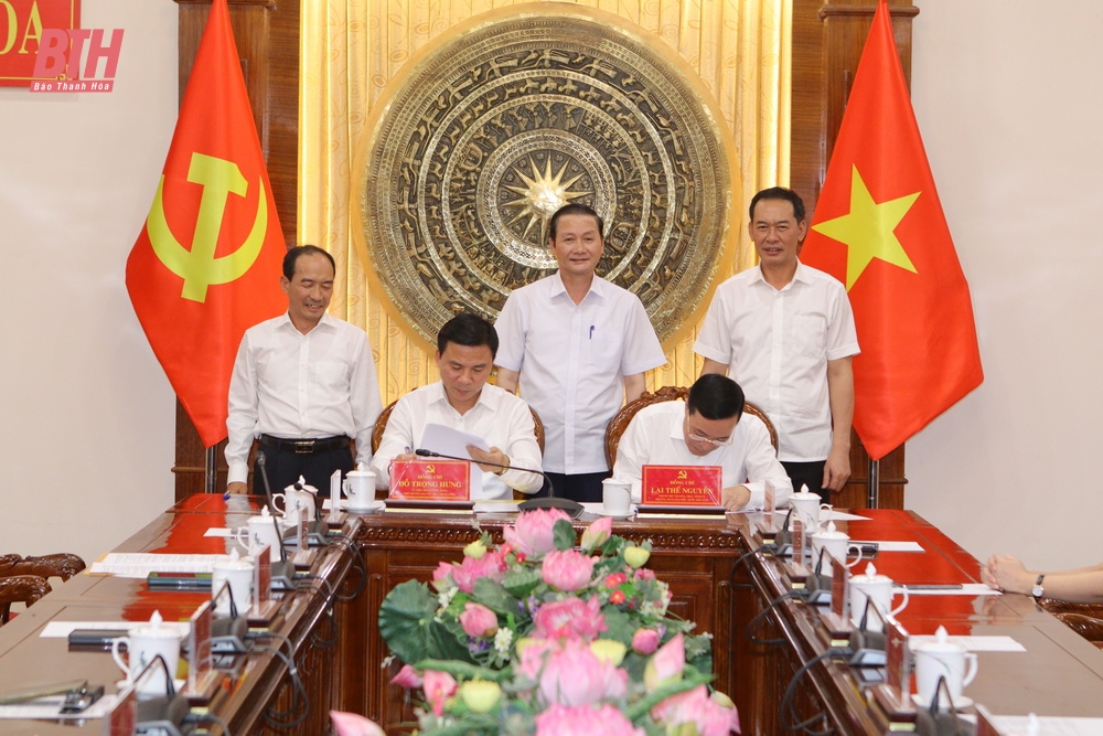 Hội nghị bàn giao nhiệm vụ điều hành công việc của Tỉnh ủy Thanh Hóa cho đến khi kiện toàn chức danh Bí thư Tỉnh ủy nhiệm kỳ 2020-2025