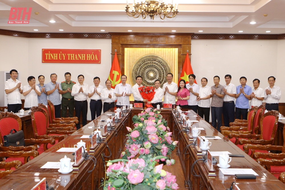 Hội nghị bàn giao nhiệm vụ điều hành công việc của Tỉnh ủy Thanh Hóa cho đến khi kiện toàn chức danh Bí thư Tỉnh ủy nhiệm kỳ 2020-2025