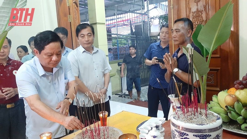 Ủy ban MTTQ tỉnh thăm hỏi, động viên gia đình có ngư dân bị thiệt mạng do bão số 3 