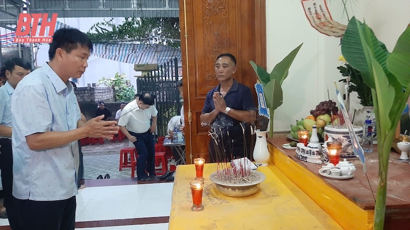 Ủy ban MTTQ tỉnh thăm hỏi, động viên gia đình có ngư dân bị thiệt mạng do bão số 3 