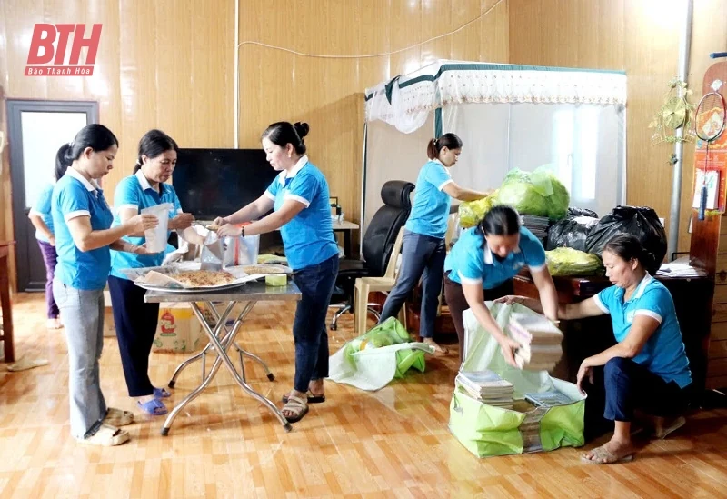 Chủ tịch Hội LHPN tỉnh động viên, định hướng nguồn hỗ trợ thiết thực cho nhân dân vùng lũ