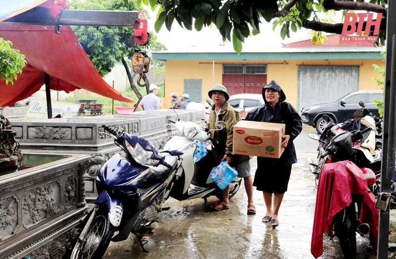 Chủ tịch Hội LHPN tỉnh động viên, định hướng nguồn hỗ trợ thiết thực cho nhân dân vùng lũ