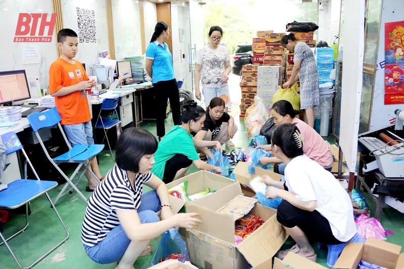 Chủ tịch Hội LHPN tỉnh động viên, định hướng nguồn hỗ trợ thiết thực cho nhân dân vùng lũ