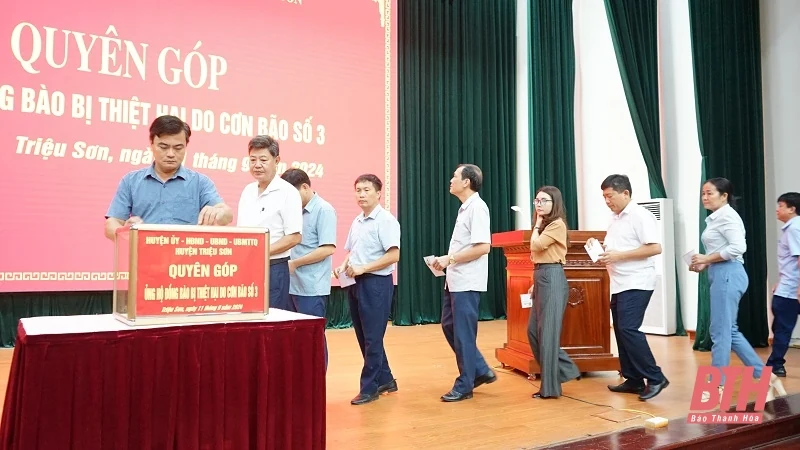 Triệu Sơn quyên góp ủng hộ đồng bào vùng lũ
