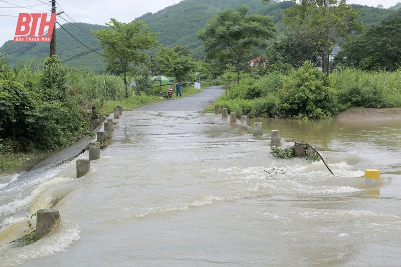 Phó Chủ tịch UBND tỉnh Lê Đức Giang thăm, chia buồn với gia đình nạn nhân tử vong do nước cuốn trôi tại huyện Cẩm Thuỷ