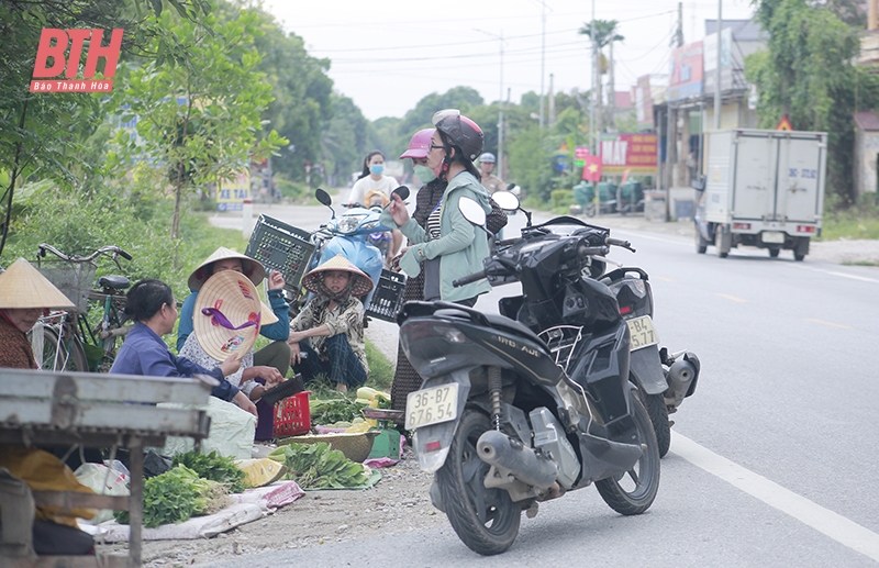 Nguy cơ mất an toàn giao thông từ những “chợ cóc” ven đường